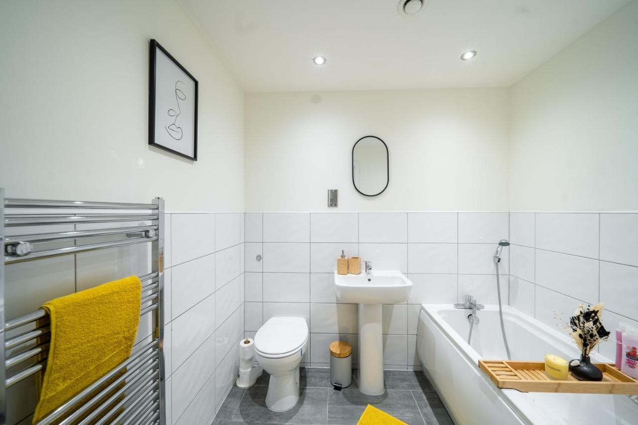 Bv Spacious 1-Bedroom Apartment Close To Town Center - Sleeps 6 Bradford  Buitenkant foto