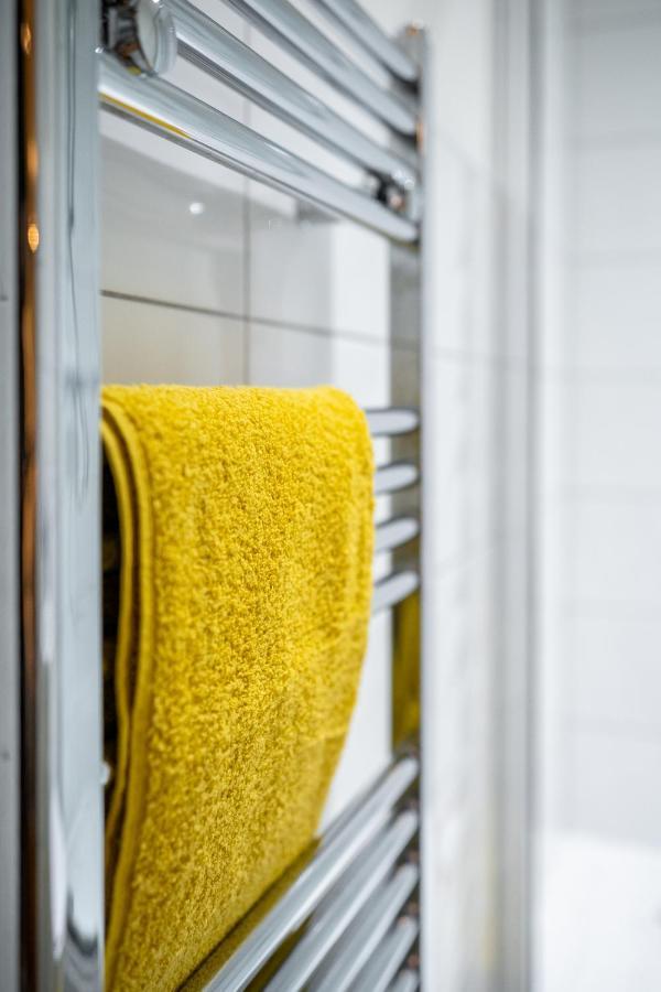 Bv Spacious 1-Bedroom Apartment Close To Town Center - Sleeps 6 Bradford  Buitenkant foto
