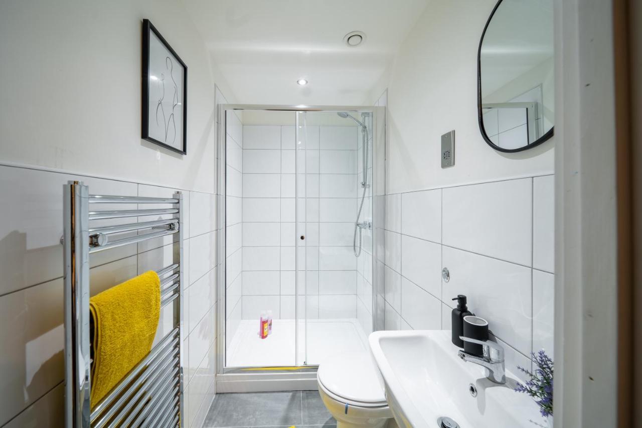 Bv Spacious 1-Bedroom Apartment Close To Town Center - Sleeps 6 Bradford  Buitenkant foto