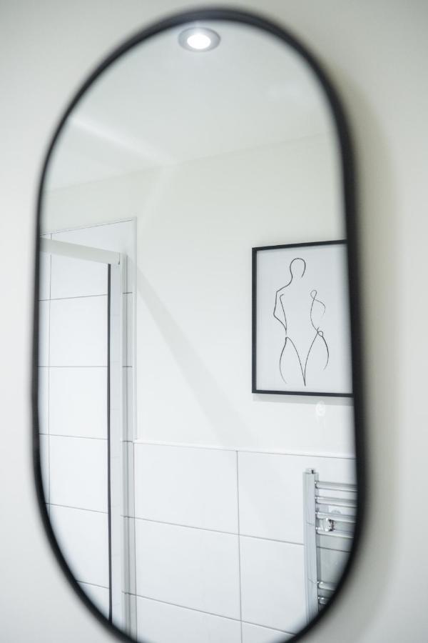 Bv Spacious 1-Bedroom Apartment Close To Town Center - Sleeps 6 Bradford  Buitenkant foto