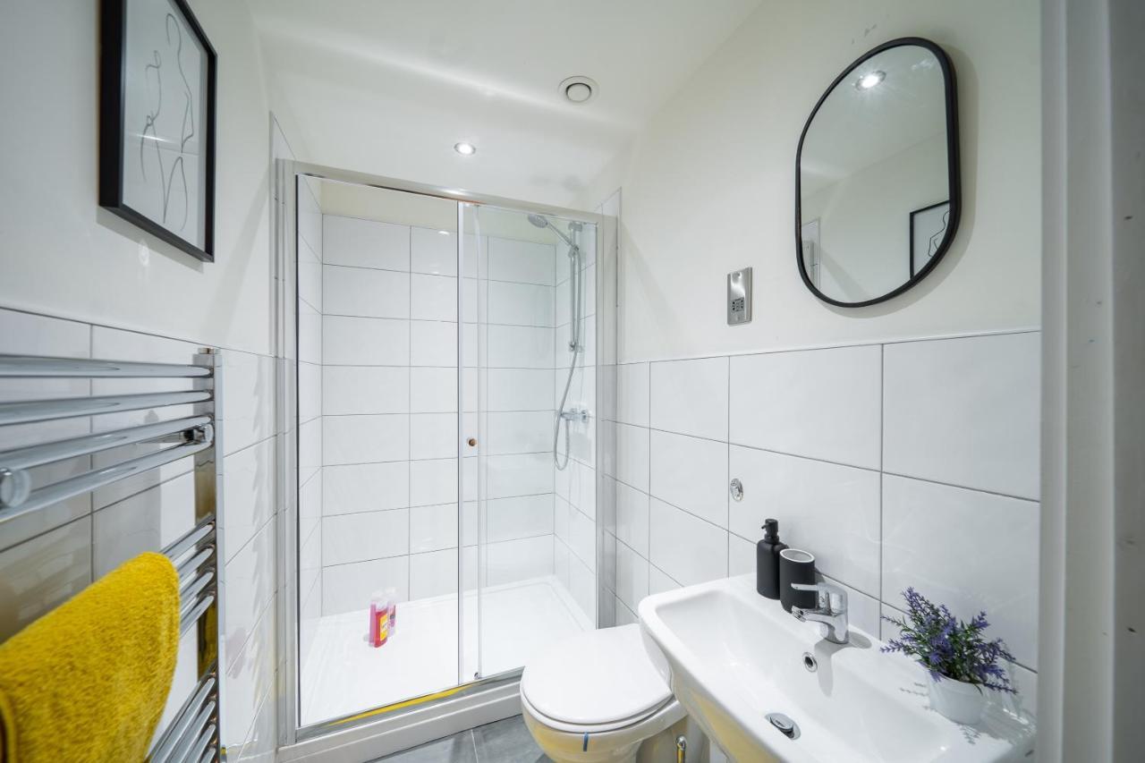 Bv Spacious 1-Bedroom Apartment Close To Town Center - Sleeps 6 Bradford  Buitenkant foto